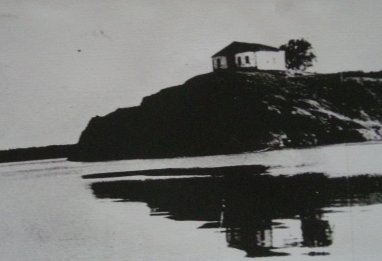 Полуразрушенная церковь в годы советской власти, 1950 год