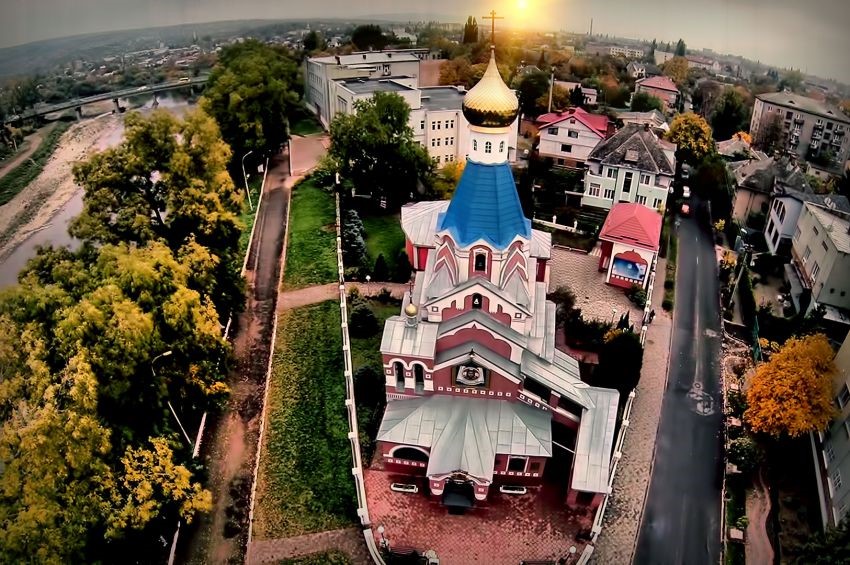 Рис. 12. Ужгород. Церковь Покрова Пресвятой Богородицы  1930 г.  Арх. отец Всеволод Коломацкий  (фото с сайта http://sobory.ru/article/?object=0896, дата последнего обращения: 19.12.2014)